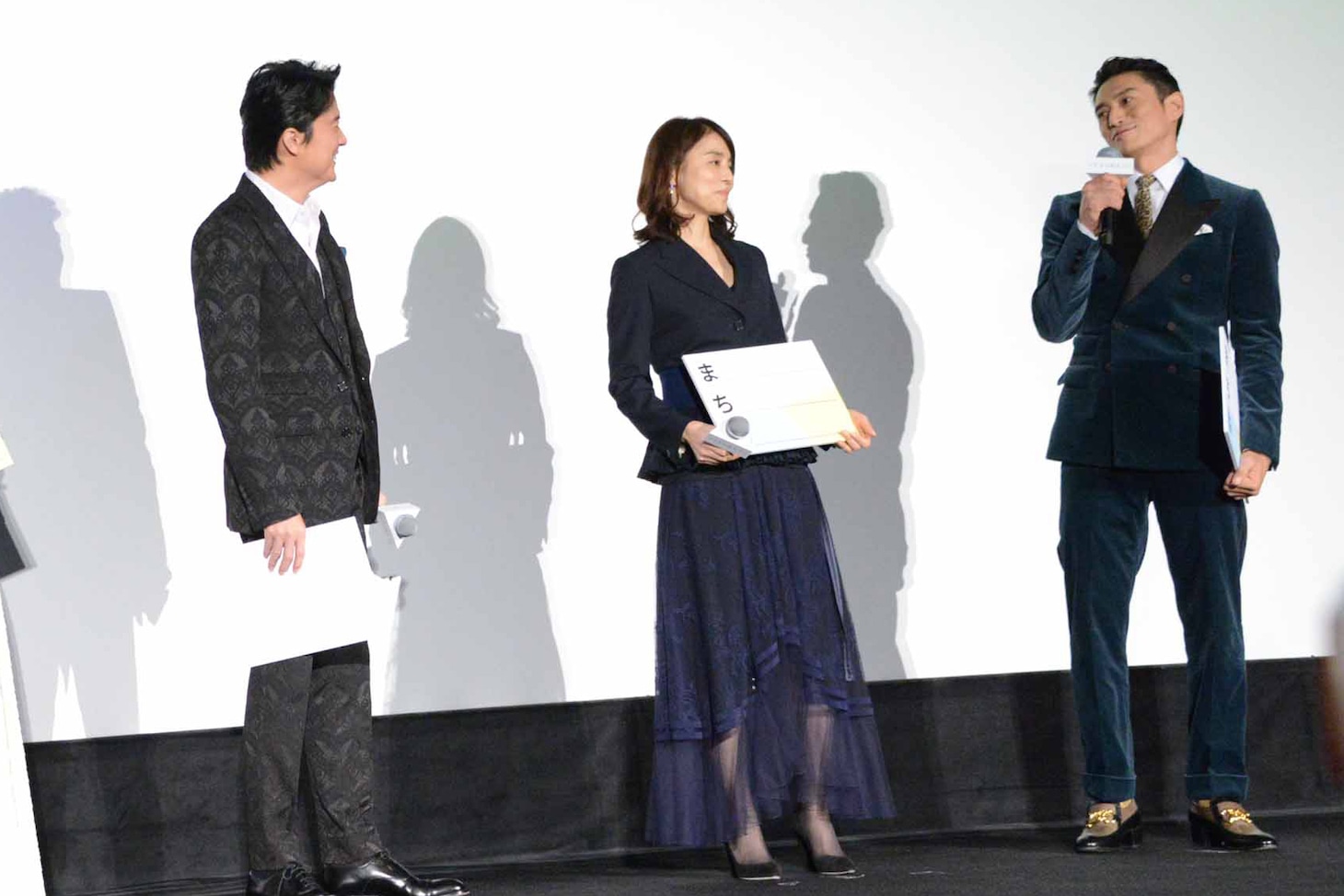 フリップを投げ捨てた伊勢谷友介（右）。
