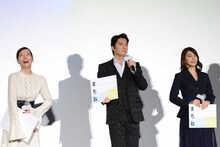 “あいうえお作文”を発表する福山雅治（中央）。