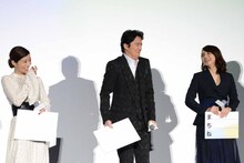 肩をすくめる福山雅治（中央）。