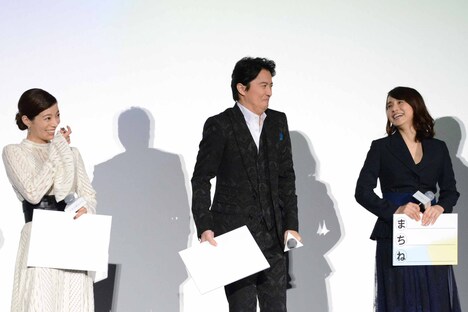 肩をすくめる福山雅治（中央）。