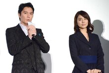 左から福山雅治、石田ゆり子。