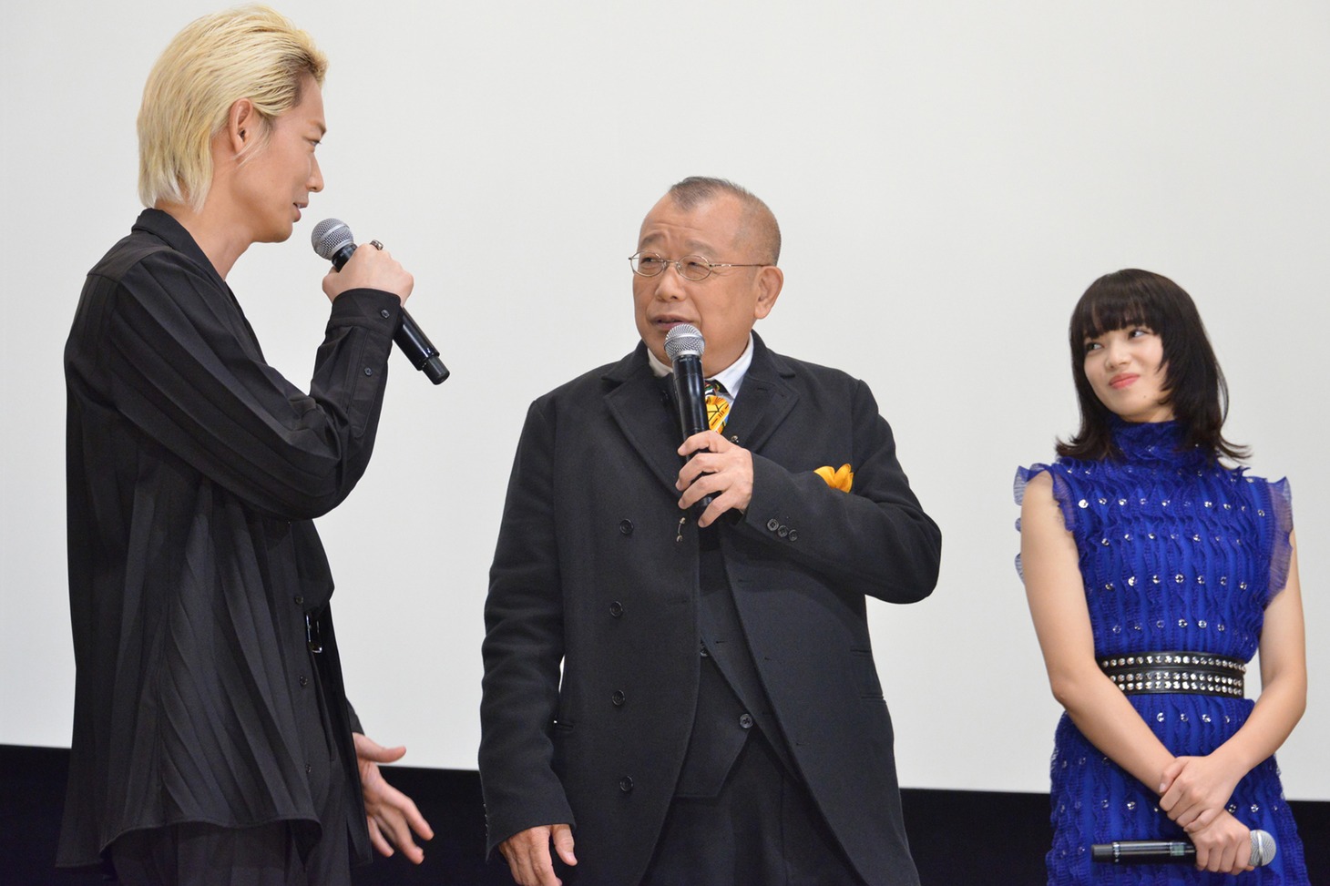笑福亭鶴瓶（中央）の“増量”をイジる綾野剛（左）。