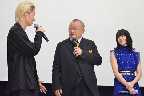 笑福亭鶴瓶(中央)の“増量”をイジる綾野剛(左)。