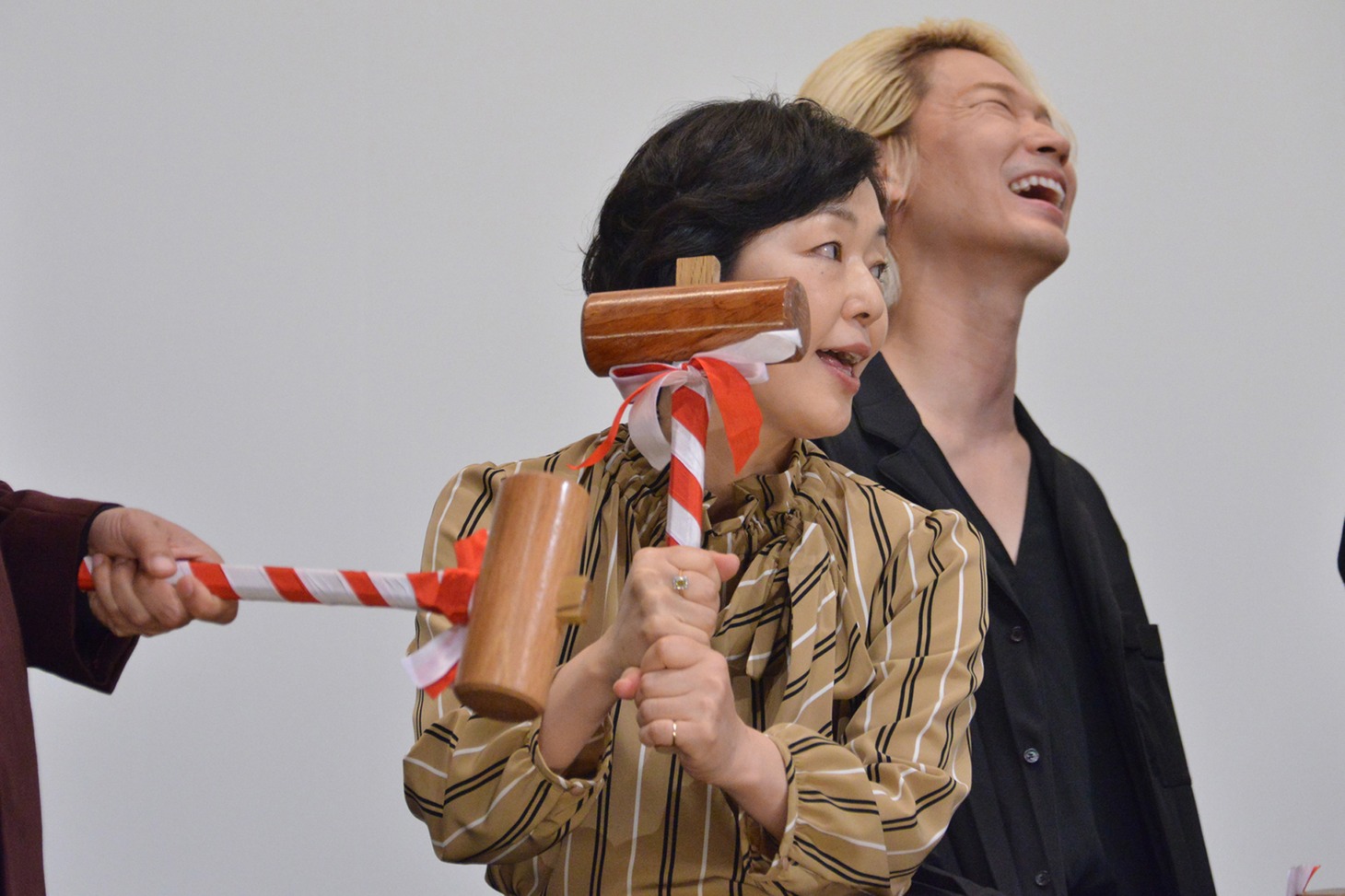 鏡割りに並々ならぬ気合を見せる小林聡美（手前）。