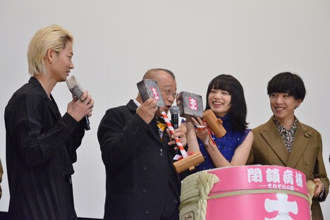 樽の中のきんつばにはしゃぐキャストたち。