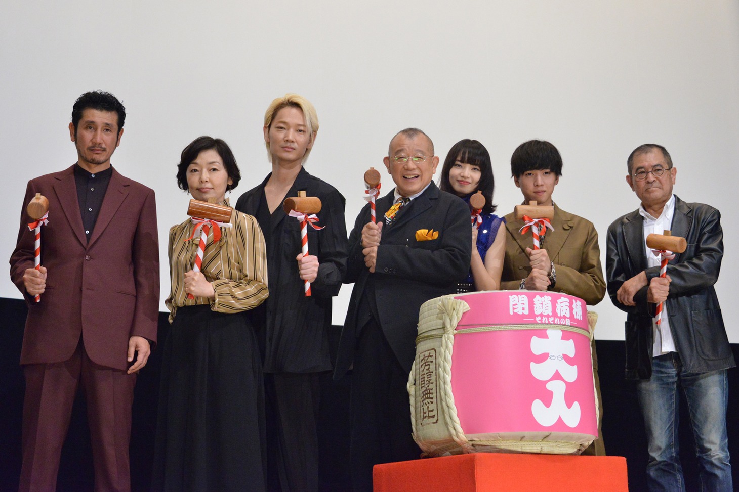 「閉鎖病棟―それぞれの朝―」初日舞台挨拶の様子。左から渋川清彦、小林聡美、綾野剛、笑福亭鶴瓶、小松菜奈、坂東龍汰、平山秀幸。