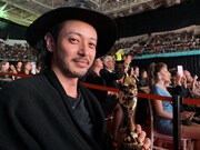 第56回アンタルヤ国際映画祭授賞式でトロフィーを受け取ったオダギリジョー。