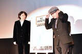左から佐渡岳利監督、細野晴臣。
