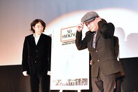 左から佐渡岳利、細野晴臣。