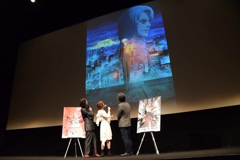 新ビジュアルを見上げる登壇者たち。