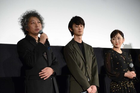 左から常盤司郎、楽駆、斉藤由貴。