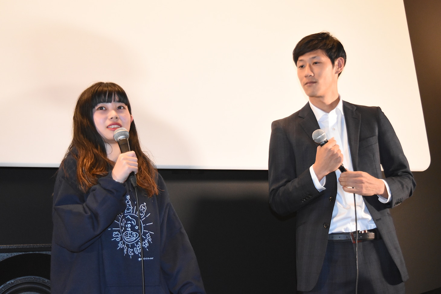 左から松竹史桜、柴田貴哉。