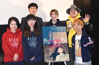 「若さと馬鹿さ」初日舞台挨拶の様子。左上から時計回りに柴田貴哉、平野鈴、西洋亮、中村祐太郎、松竹史桜、工藤奈々子。