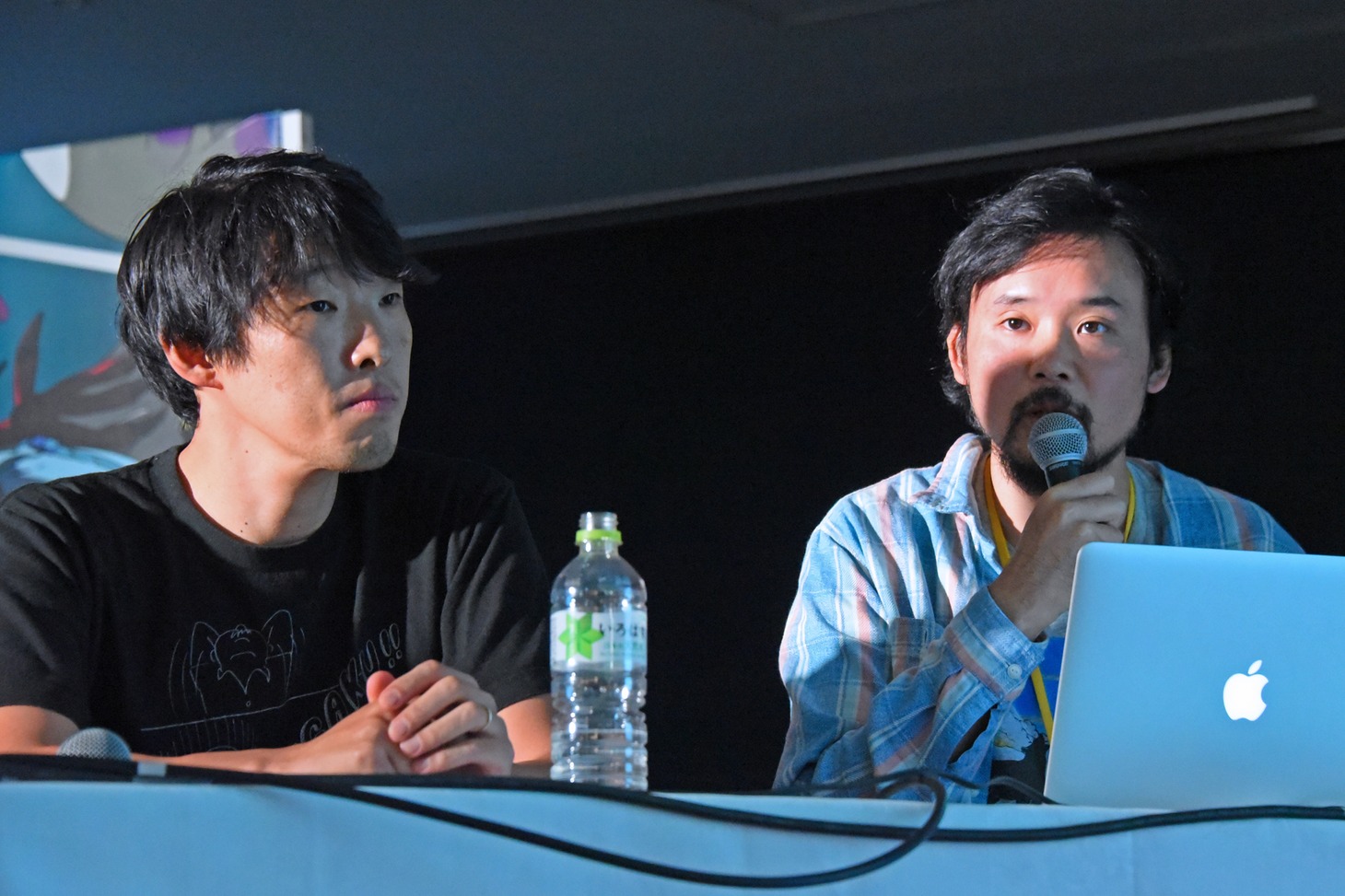 長編アニメ「音楽」トークショーの様子。左から松江哲明、岩井澤健治。