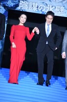 チャン・ジンチュー（左）をエスコートする役所広司（右）。