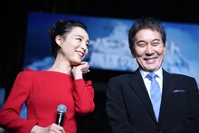 左からチャン・ジンチュー、役所広司。