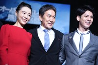 左からチャン・ジンチュー、役所広司、リン・ボーホン。