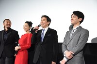 役所広司（中央右）