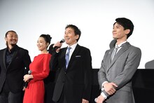 役所広司（中央右）