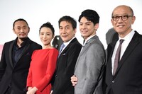 左からユー・フェイ、チャン・ジンチュー、役所広司、リン・ボーホン、テレンス・チャン。