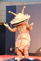 お金のハンドサインをするカネゴン。