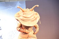 胸の残高カウンターを見るカネゴン。