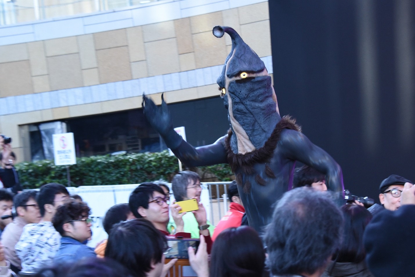 客席を駆け抜けるケムール人。