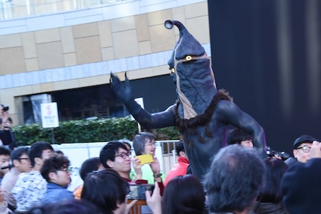 客席を駆け抜けるケムール人。