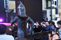 客席を駆け抜けるケムール人。