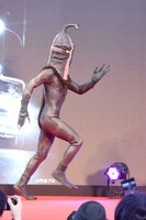 ステージを走るケムール人。