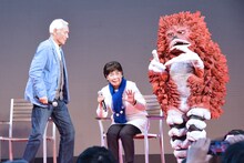 黒部進（左）と桜井浩子（中央）に危険を知らせるピグモン（右）。