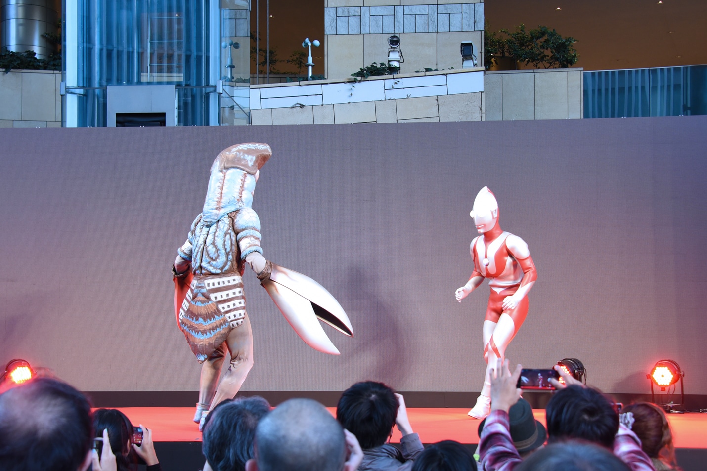バルタン星人（左）と対峙するウルトラマン（右）。