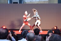 バルタン星人（右）と戦うウルトラマン（左）。