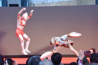 バルタン星人（右）の攻撃をかわすウルトラマン（左）。