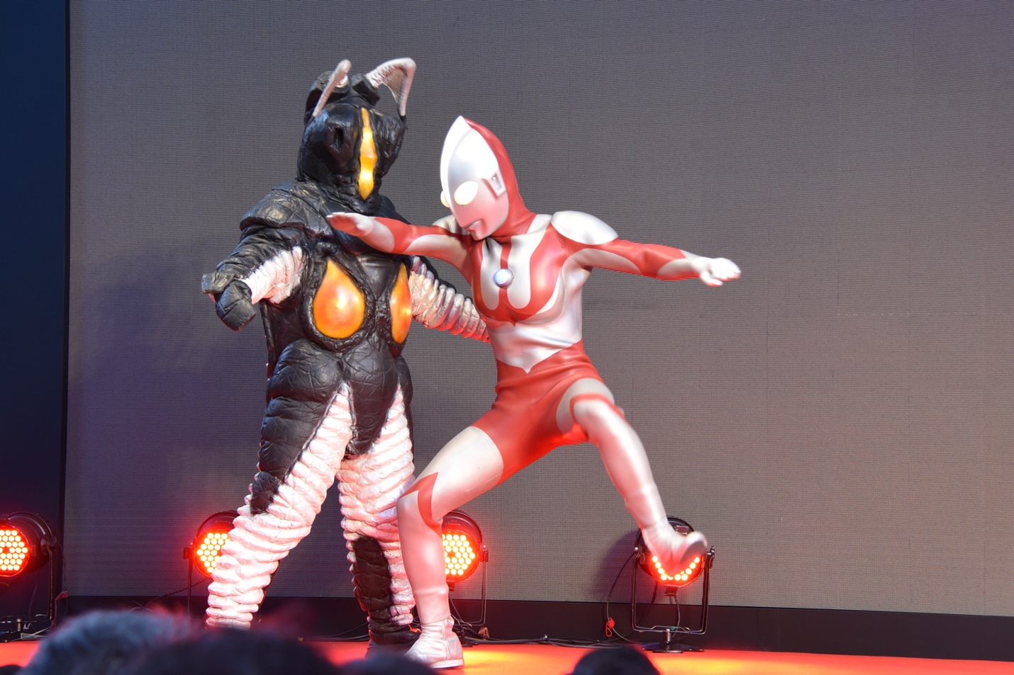 ゼットン（左）と戦うウルトラマン（右）。