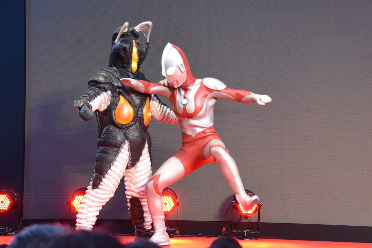 ゼットン（左）と戦うウルトラマン（右）。 [画像ギャラリー 38/48 