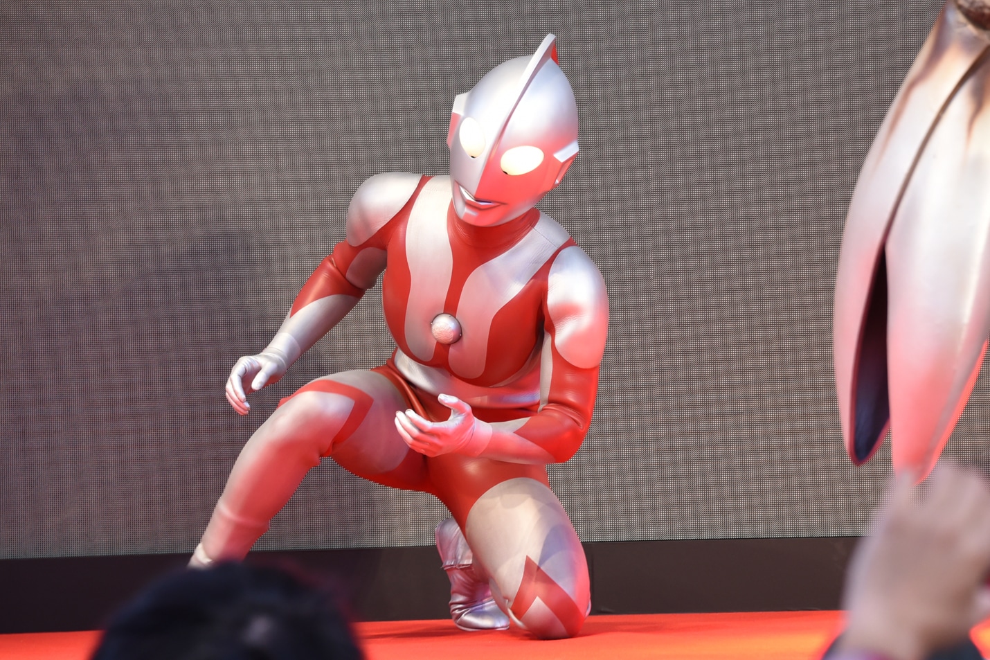 カラータイマーが赤く光りピンチを迎えるウルトラマン。