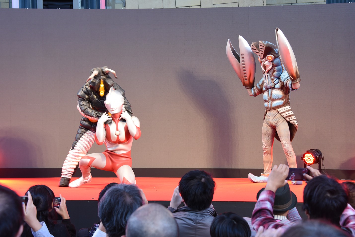 ゼットンとバルタン星人から怒涛の攻撃を受けピンチを迎えるウルトラマン（中央）。