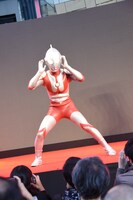 観客の声援を聞くウルトラマン。