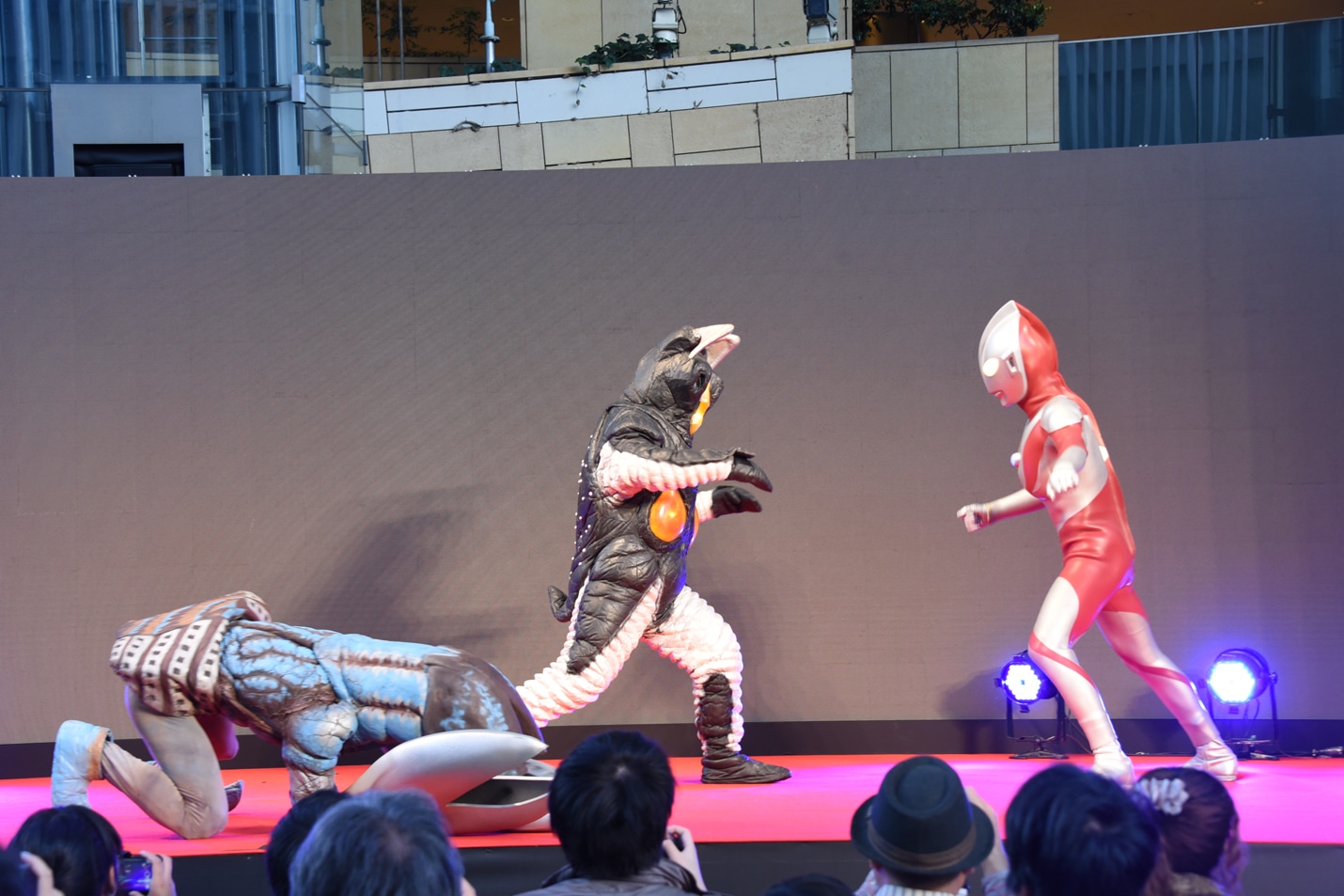 バルタン星人（左）とゼットン（中央）に反撃するウルトラマン（右）。