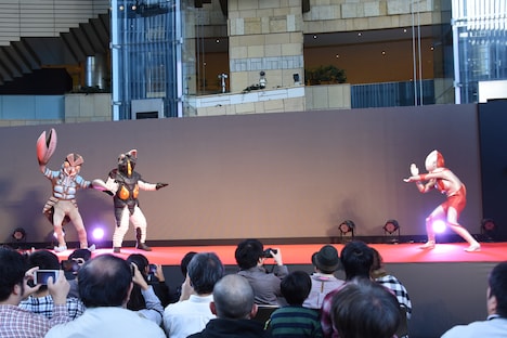 バルタン星人(左)とゼットン(中央)にスペシウム光線を放つウルトラマン(右)。
