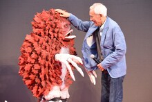 ピグモン（左）の頭をなでる黒部進（右）。