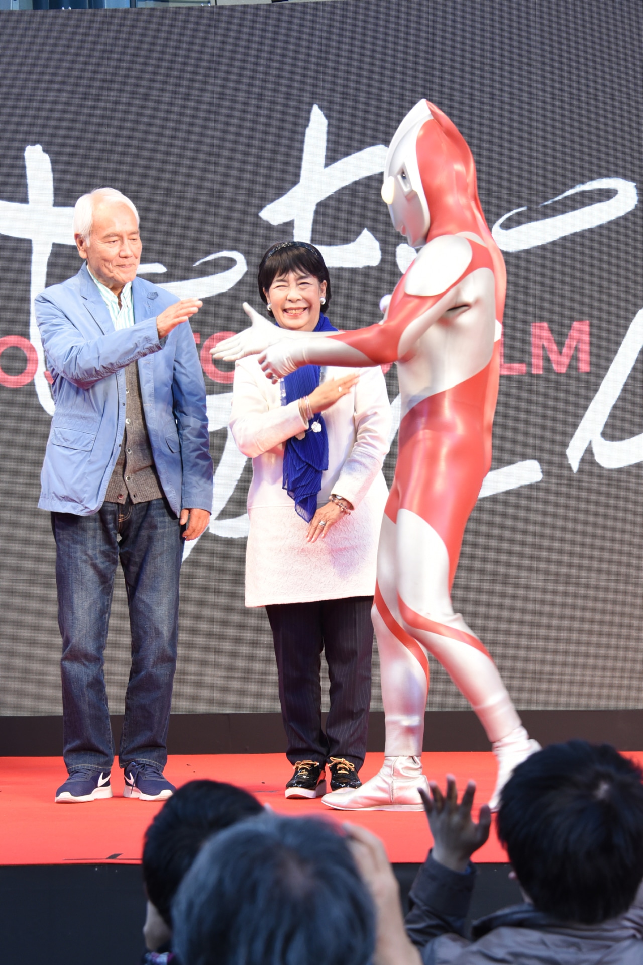 黒部進（左）に握手を求めるウルトラマン（右）。