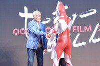 黒部進（左）と握手をかわすウルトラマン（右）。