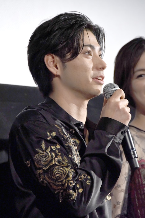 本日の衣装について、三木康一郎から「闘牛士みたい」と言われたという村上虹郎。