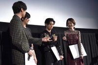 フリップを披露する順番を、突然じゃんけんで決め始めるキャストたち。