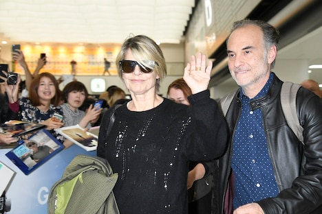 成田空港に到着したリンダ・ハミルトン。