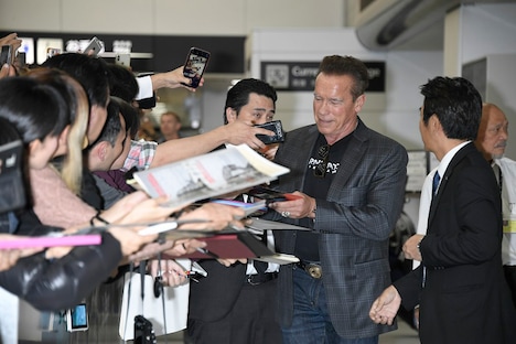 ファンサービスを行うアーノルド・シュワルツェネッガー。