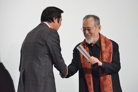 第32回東京国際映画祭のフェスティバルディレクター・久松猛朗（左）からトロフィーを受け取る仲代達矢（右）。