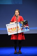 外務大臣賞を受賞したアミ・リンドホルム。